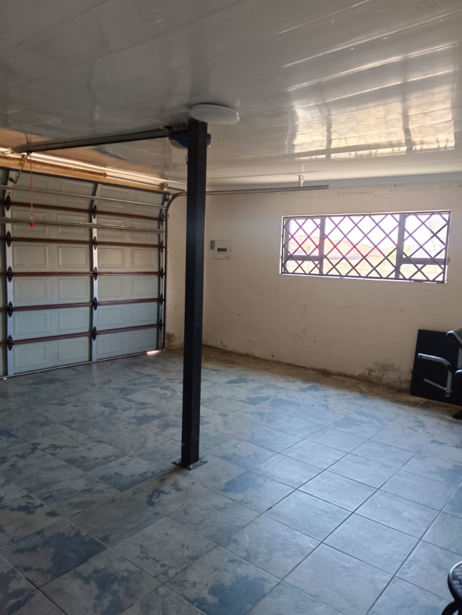 6 Bedroom Property for Sale in Flamwood North West
